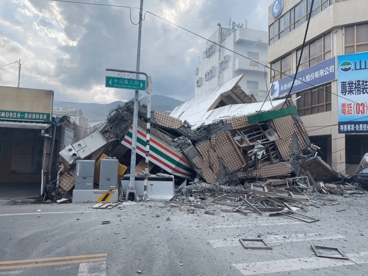花蓮玉里中山路一處建築物因地震倒塌