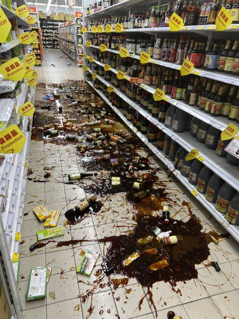 9月17日台灣發生6.4級地震，台東大潤發醬油罐碎成一地