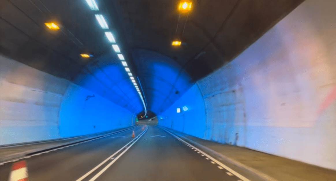 雪山隧道情境色彩燈具夏季湛藍色示意圖