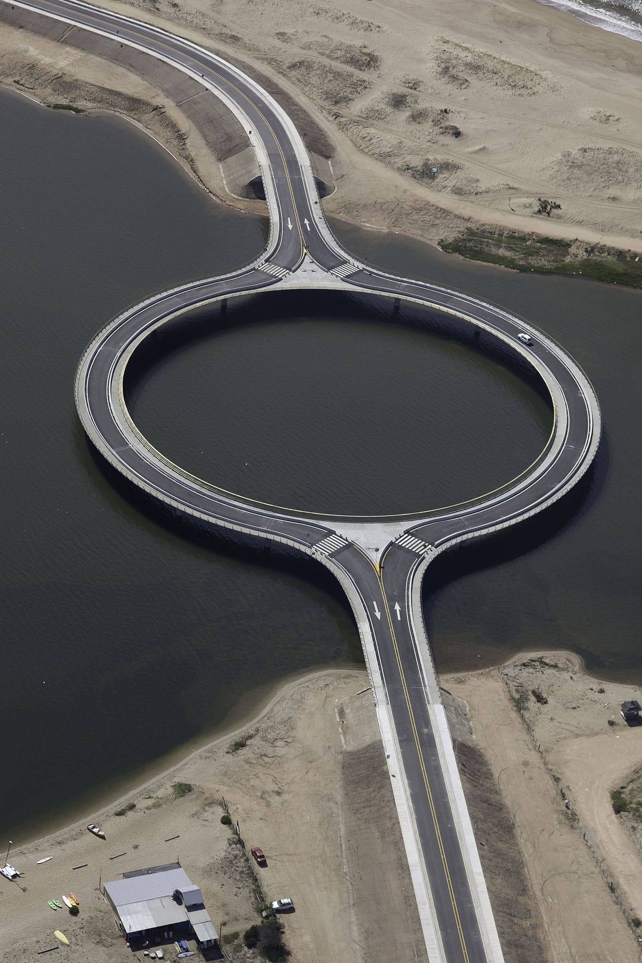 烏拉圭有一座名叫加爾松潟湖大橋（Puente de Laguna Garzón）的跨海湖大橋，連接兩邊，但明明可以直線到達，卻設計成了圓形的道路，讓許多網友笑稱是多餘的設計，甚至紛紛發出梗圖。