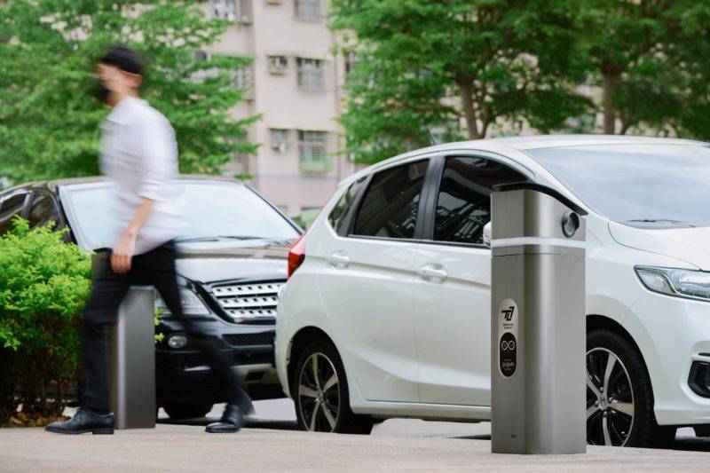 Gogoro Network 與第三方廠商晟明科技合作，推出了可換電池的「智慧停車柱」。