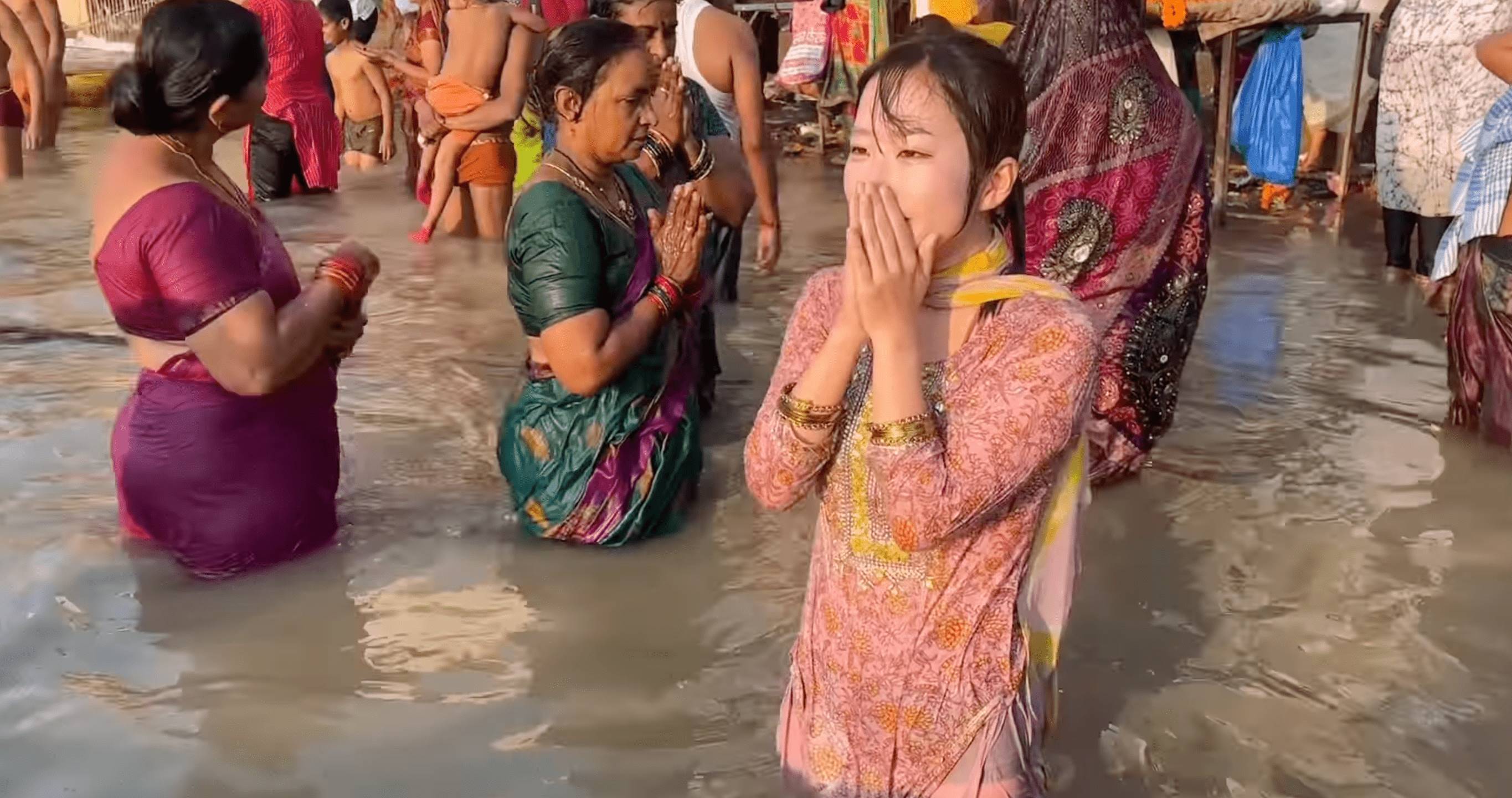印度恆河被印度教視為聖河，他們認為印度河能洗滌人們的罪孽與異端，但近年來恆河被嚴重污染，水質問題也一直被討論。近日有一名22歲的日本女YouTuber，在恆河體驗了「淨身儀式」，在恆河中沐浴淨身，沒想到沒多久就出現了身體不適的症狀。
