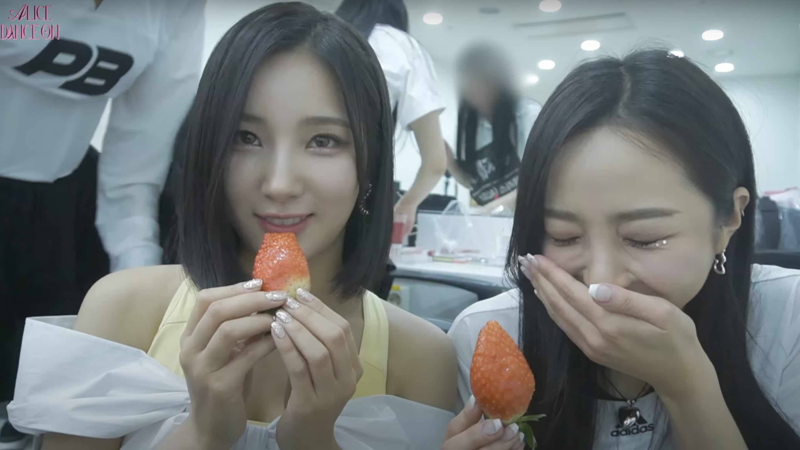 公主系偶像做啥都是焦點！女團成員學張員瑛「雙手吃草莓」？韓網友質疑嘲笑掀論戰