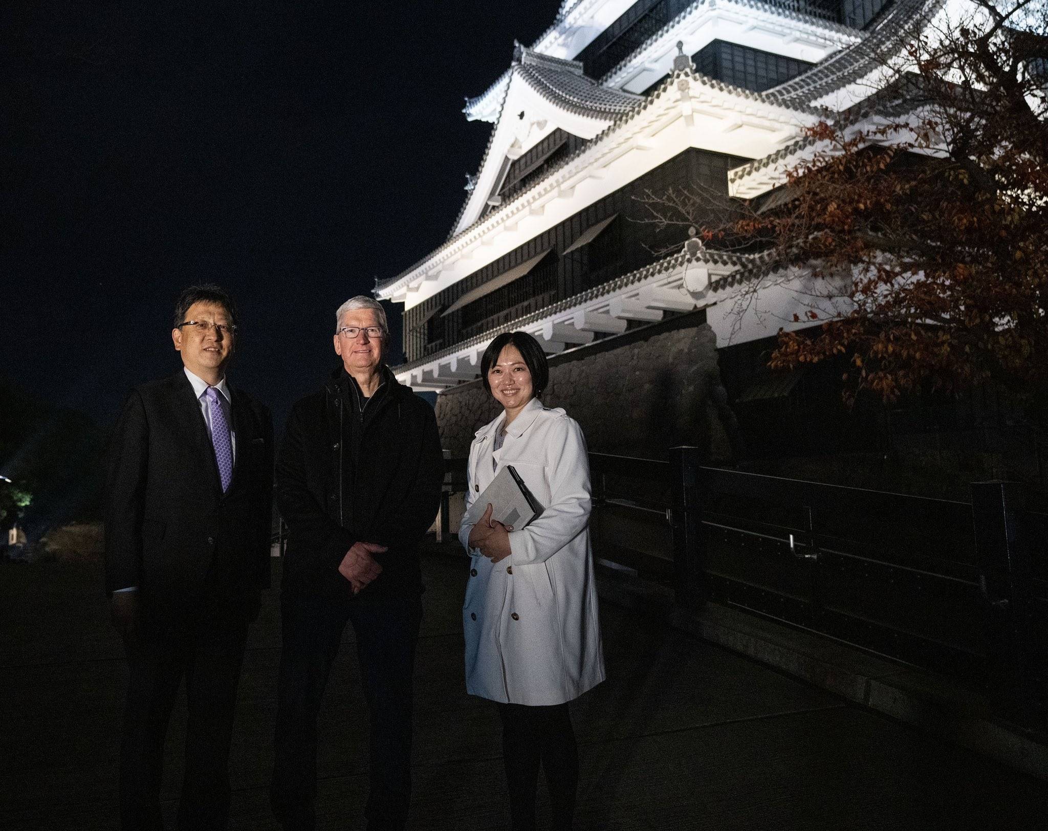 庫克與熊本市長大西一史和一位導覽人員合影照片。