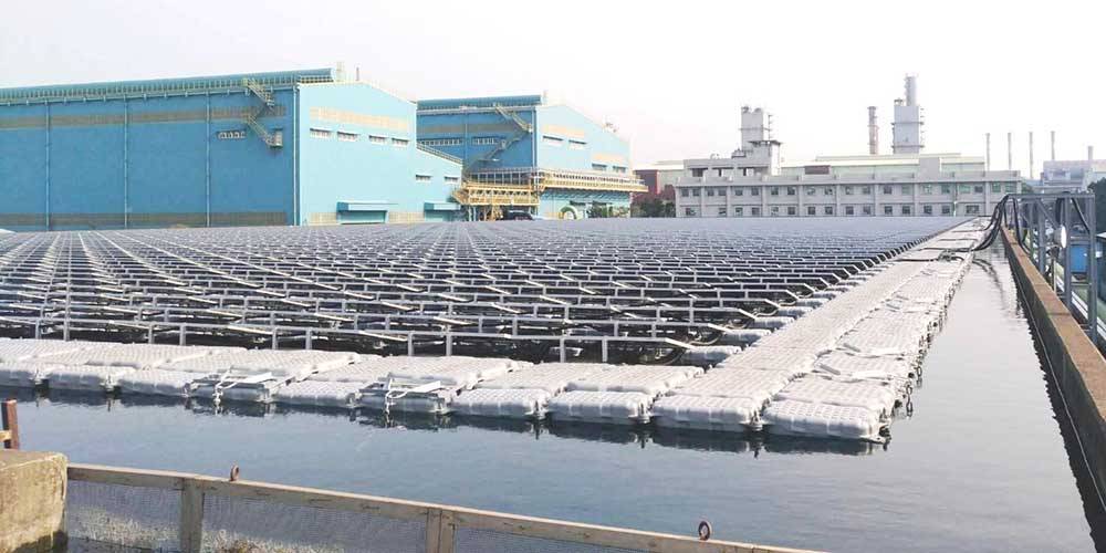 中鋼廠區水面型太陽能光電系統，光電板底下為中鋼公司導入之鳳山溪再生水。