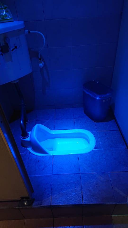 消費者到牛排館用餐，借用廁所時卻驚見蹲式馬桶發出藍光。
