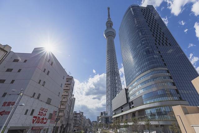 長期旅居台灣的日本作家「日本人的歐吉桑」在臉書提到，有日本朋友要去東京出差，對方說東京的飯店價格的漲幅已「突破天花板」，以前只要台幣1,500元就可以訂到的房間，如今至少都要5,000元起跳，原因是東京「外國人突然增加，全國旅行支援優惠」。
