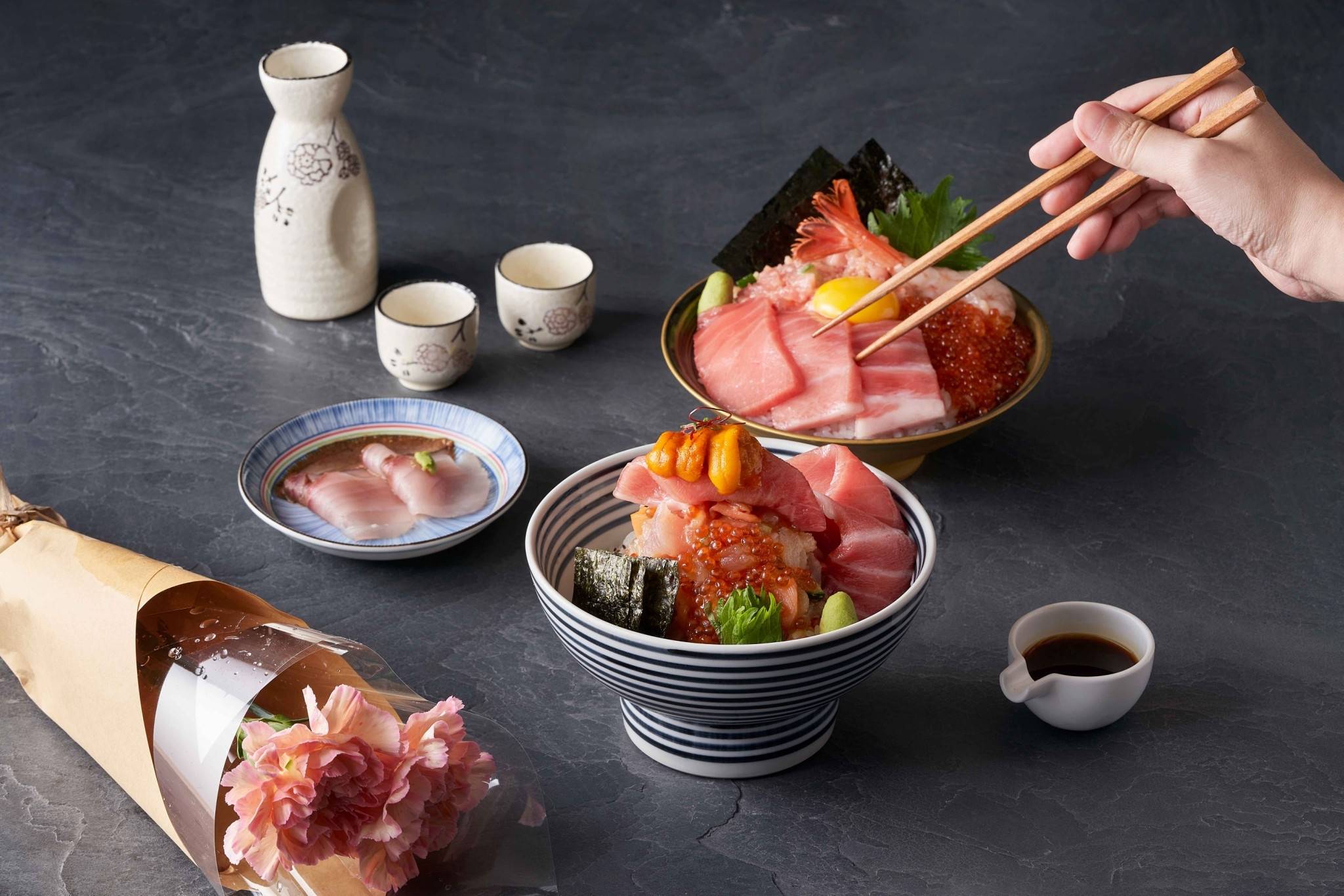 日本黑鮪堪稱是鮪魚中的夢幻逸品，又被稱為「海中黑金」在日本料理上占有不可取代的地位。４月到來黑鮪正當時，晶透如粉鑽般的迷人色澤，一抿即化於味蕾，讓一眾老饕們沈醉黑鮪的鮮美滋味。連續七屆榮獲日本海鮮丼金賞獎、日本權威食評網站食べログ（Tablog）評比排名東京TOP 1海鮮丼品牌－日本橋海鮮丼辻半（TSUJIHAN），將於4/13(四)以日本黑鮪為強棒主打，推出台灣獨家日本黑鮪珠寶盒及海鮮丼，而母親節也即將到來，想要寵愛摯親家人的老饕們，不妨來日本橋海鮮丼辻半享受一場絢爛輝煌的日本黑鮪季頂級盛宴。