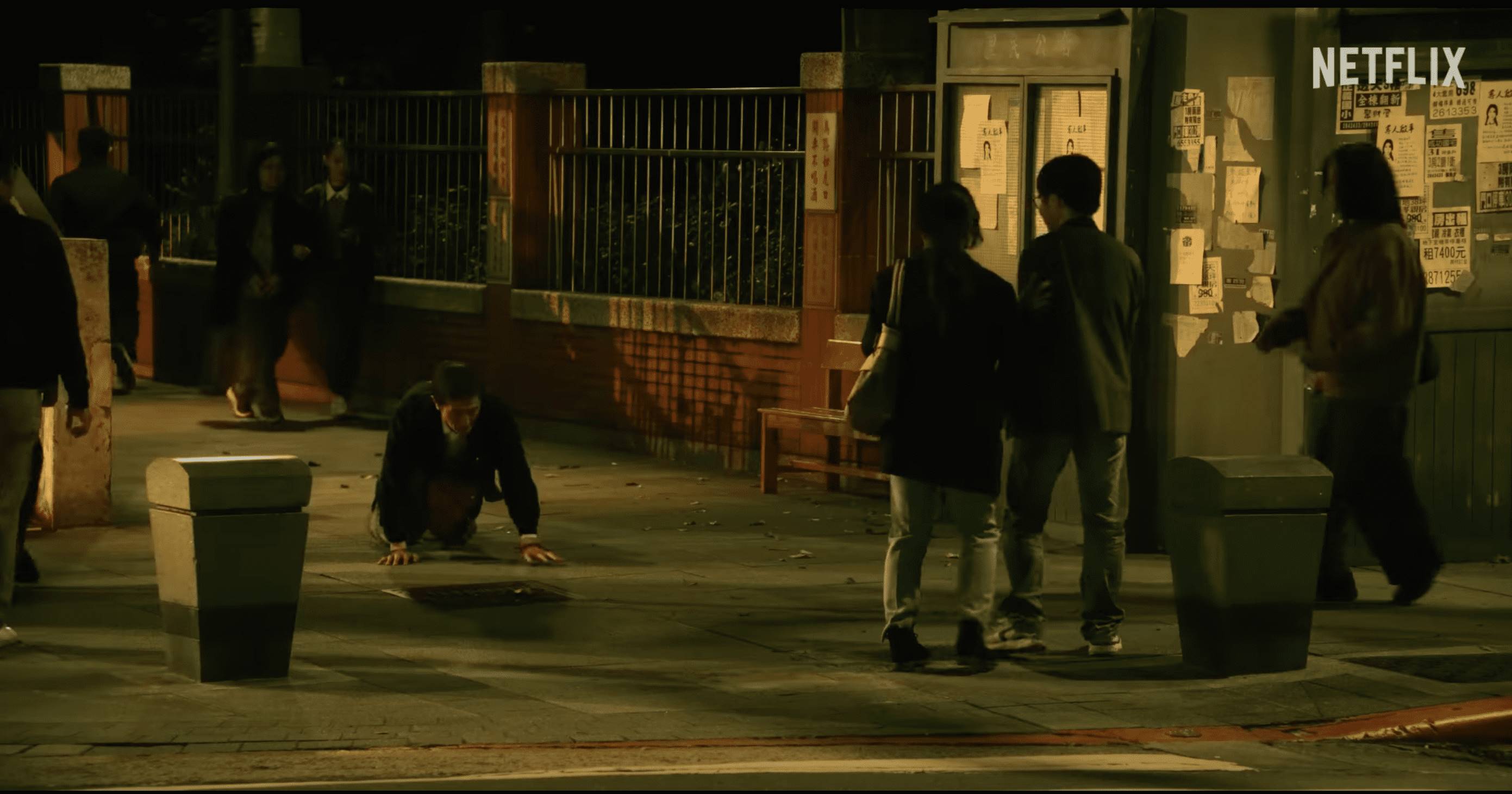 Netflix影集《模仿犯》中馬義男為了見孫女在地上學狗爬行、吠叫。