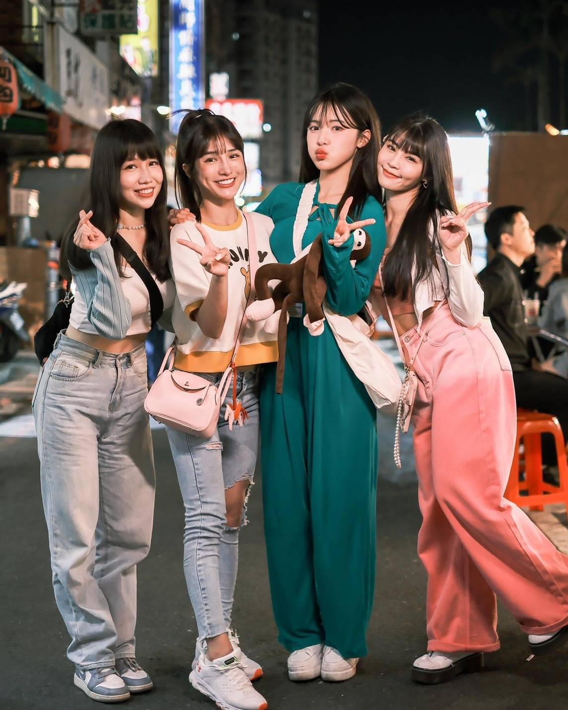 李多慧和樂天女孩一起體驗台灣夜市文化