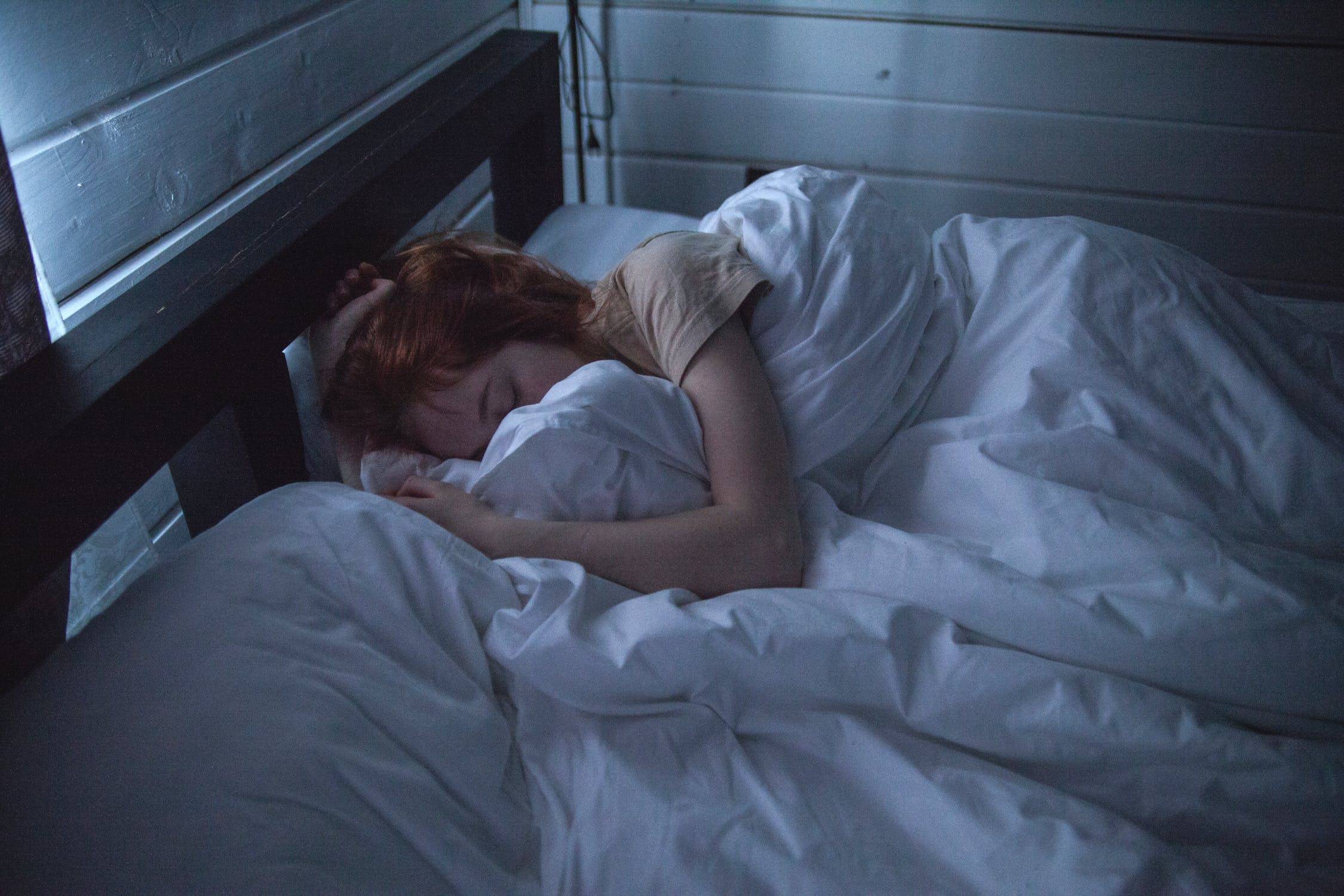 你其實沒有失眠？7問題測你的「睡眠負債」　躺床秒睡恐是身體警訊！