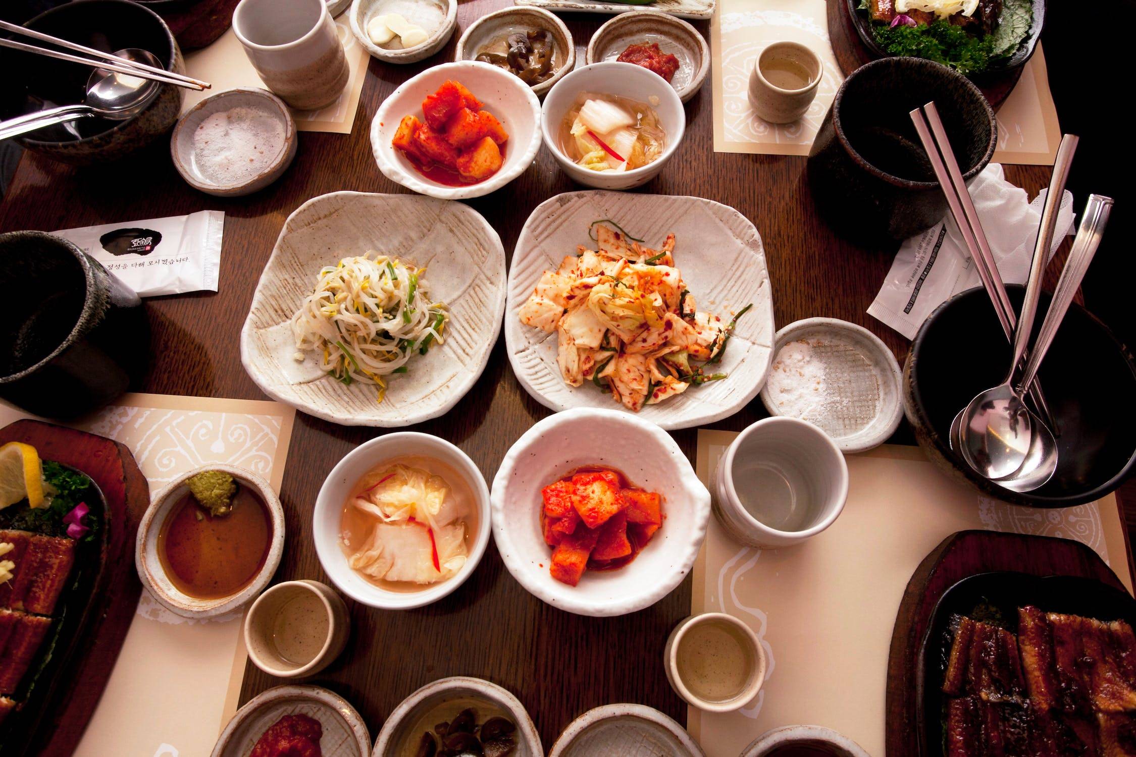 金屬材質、細長扁平的韓式筷子較適合吃泡菜