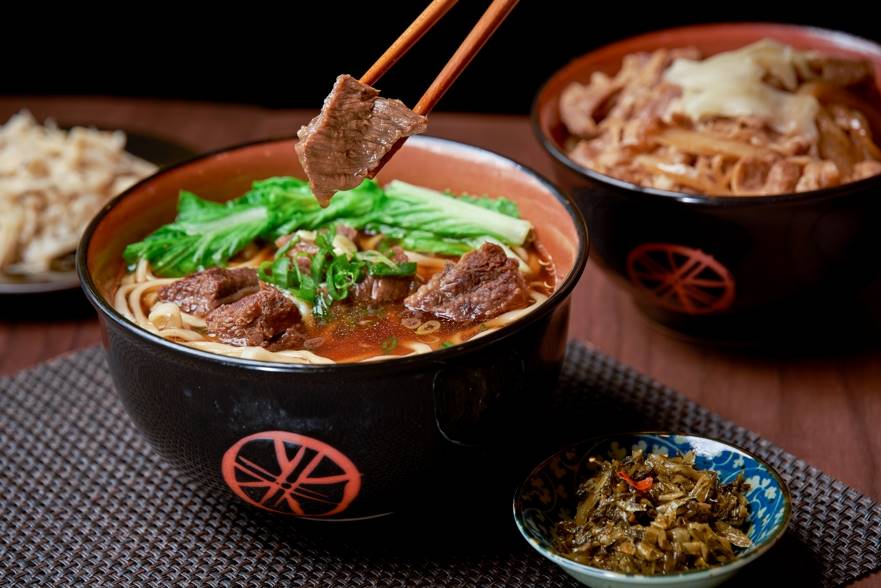 三商巧福遭一名日本人嫌牛肉麵口感像台灣拉麵引發討論。