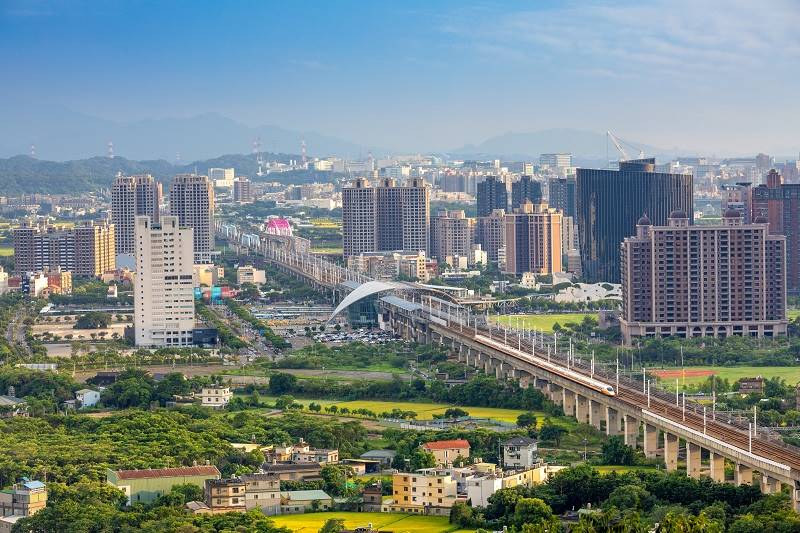 台灣最富有的地方在哪裡？根據財政部公布的 2021 年綜所稅申報資料，新竹市東區關新里的綜合所得平均 374.7 萬元、中位數 292.8 萬元，連續4年蟬聯最富有及最均富「雙冠王」。