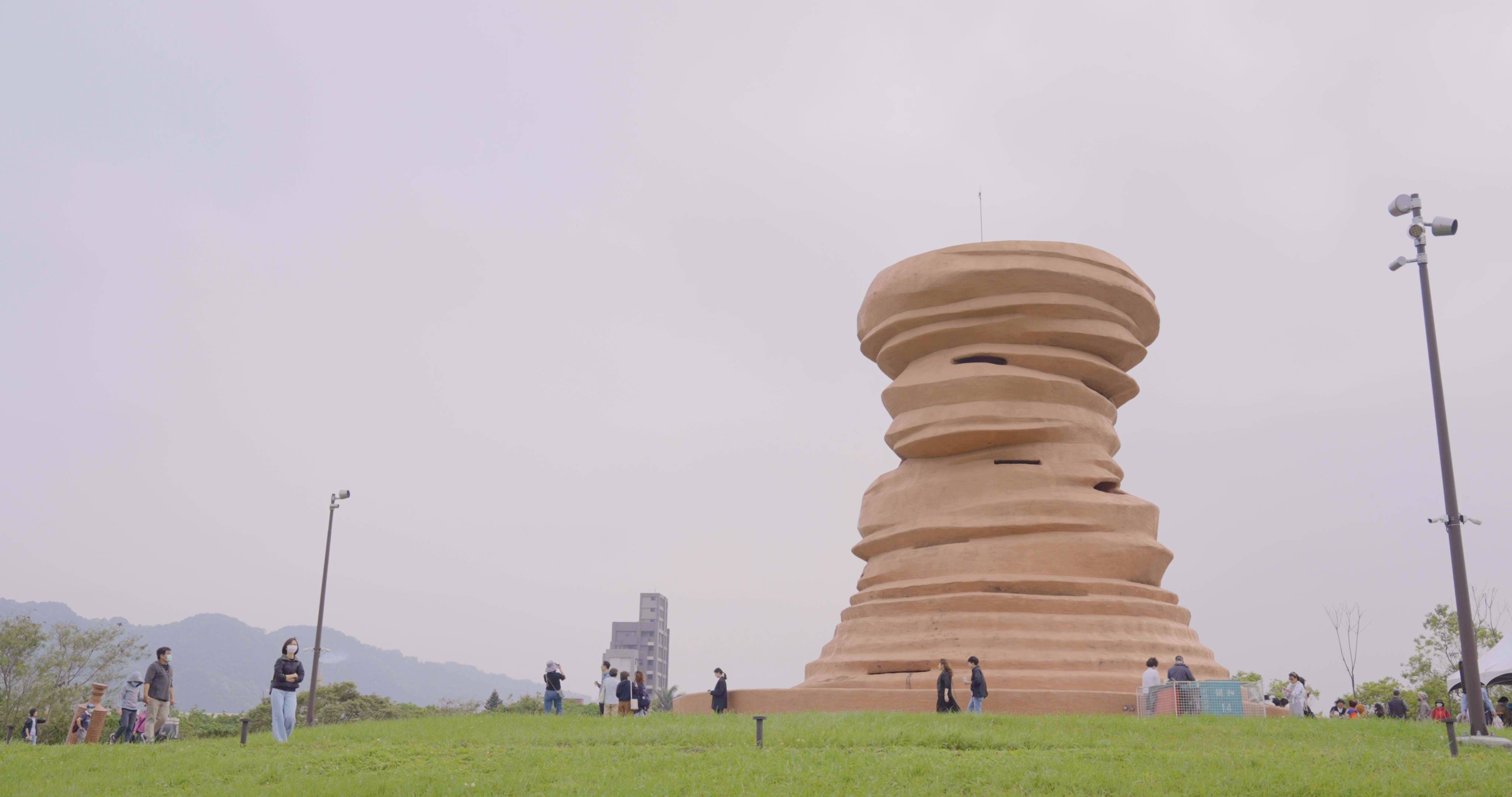 林舜龍製作新北市美術館戶外園區公共藝術作品〈坯〉。