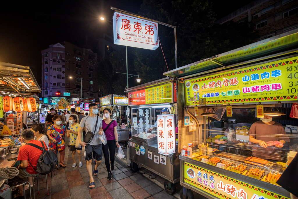 台灣夜市文化盛行，是不少外國旅客來台必訪的行程之一，尤其夜市小吃琳瑯滿目，集結台灣最在地、最精華的庶民美食，不只驚豔外國觀光客，也讓本土饕客們無法抗拒。且光是位在台北市的夜市就超過10個， 讓人天天逛不膩！近日就有網友在PTT提問，好奇「如果週末去一趟台北夜市，鄉民們推薦哪個夜市、哪間店？」引發熱烈討論。