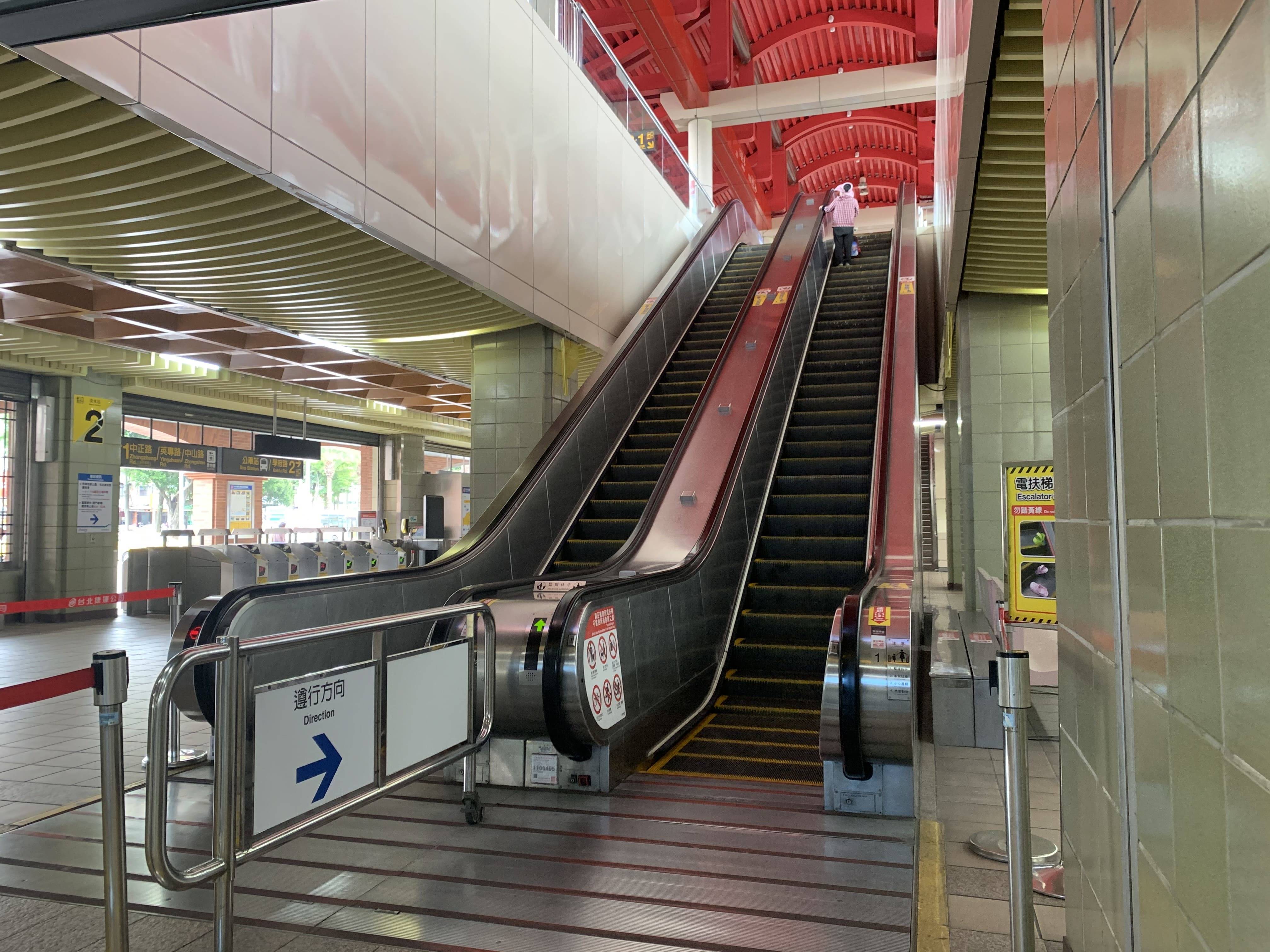 網友表示常在捷運站有人擋在手扶梯出口