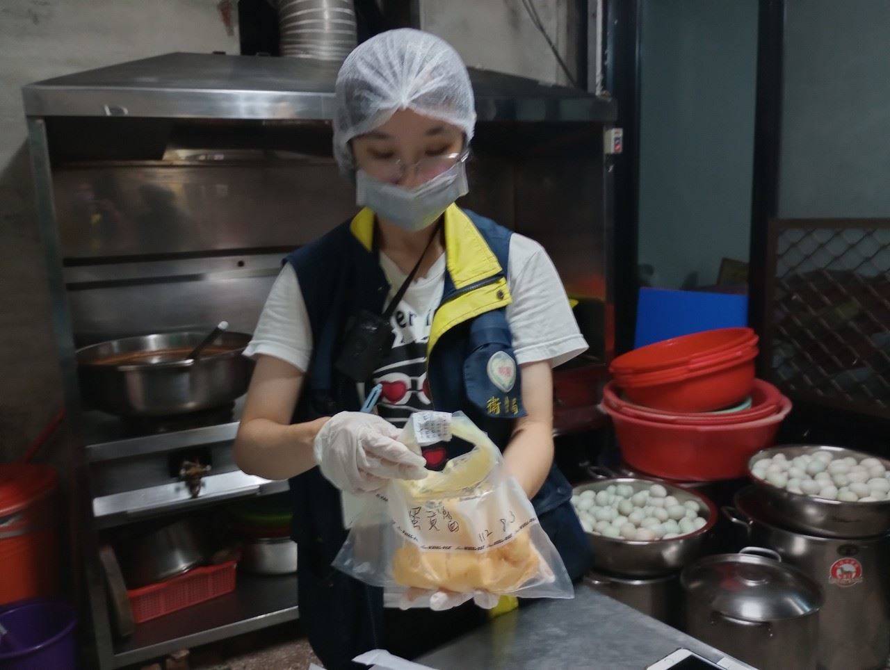 桃市府衛生局派人稽查忠貞市場某越南法國麵包。