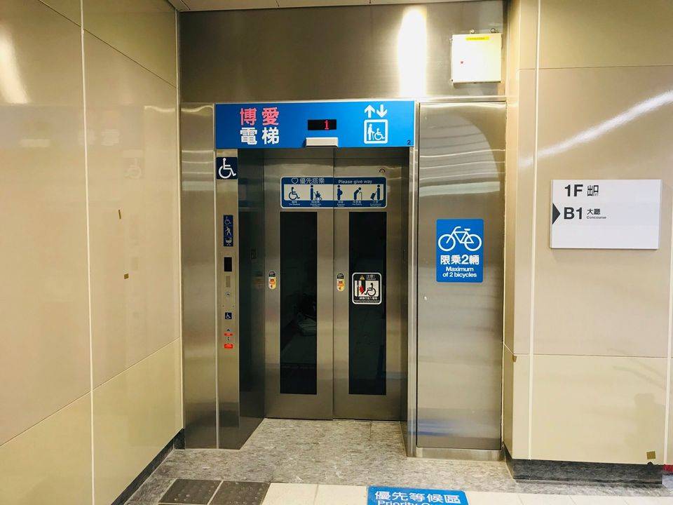 不少人在等電梯時會直接擋在門口，讓想出電梯的人感到困擾