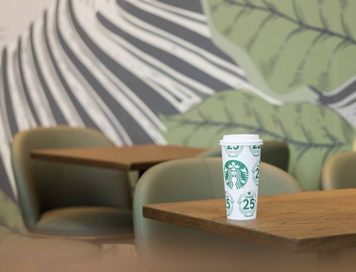 知名咖啡品牌星巴克 Starbucks位居《網路溫度計》連鎖咖啡網路聲量口碑榜第一名，時常推出買一送一活動，讓不少消費者都熱衷於在活動期間搶優惠、撿便宜。為鼓勵自備購物袋的永續行動，星巴克宣布自8月1日起不再免費提供購物紙袋。雖是響應環保，但卻引起一陣熱議，讓部分網友直呼根本是「變相漲價」。