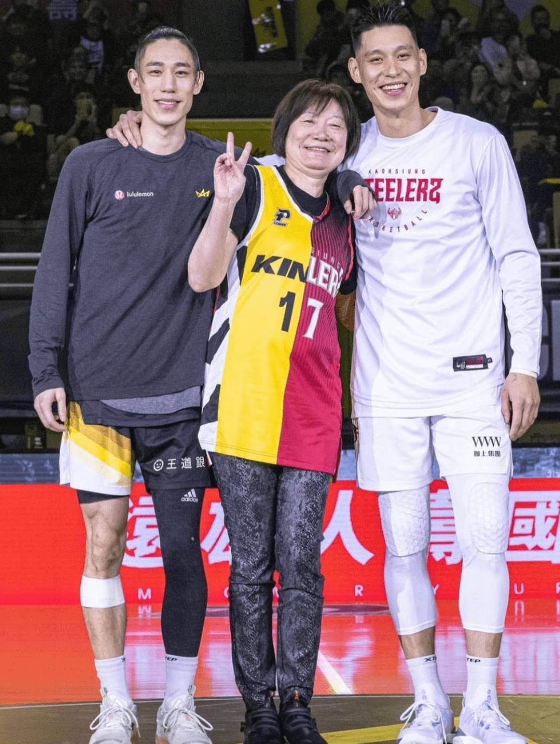 前NBA球星林書豪今年返台加盟PLG高雄17直播鋼鐵人，引起全台球迷關注，季後成為自由球員的林書豪，動向成為球迷們的焦點。昨日（9/14）林書豪宣布加盟新北國王，將與弟弟林書緯並肩作戰。