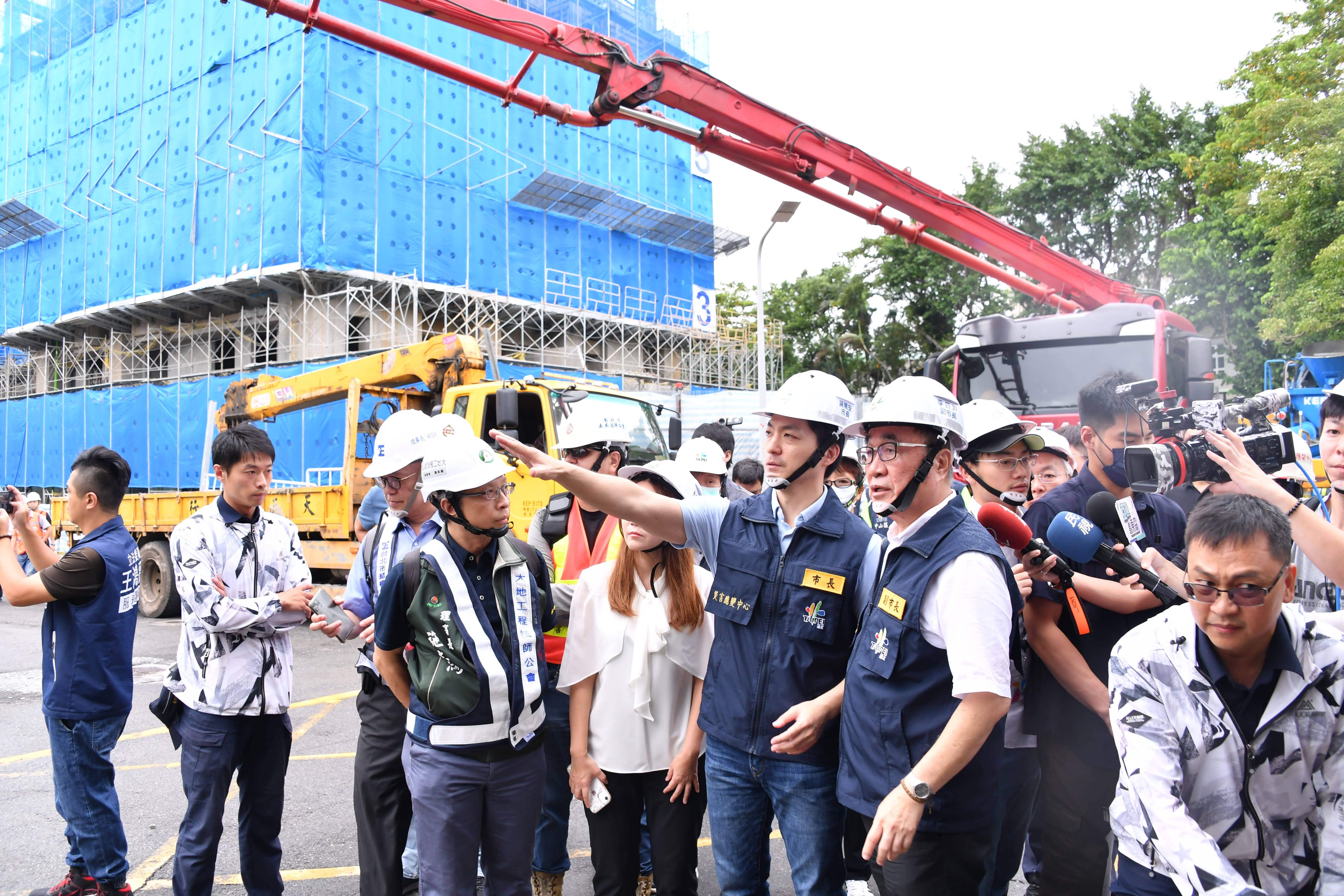 台北市長蔣萬安、副市長李四川第一時間前往大直街視察房屋傾斜情況。