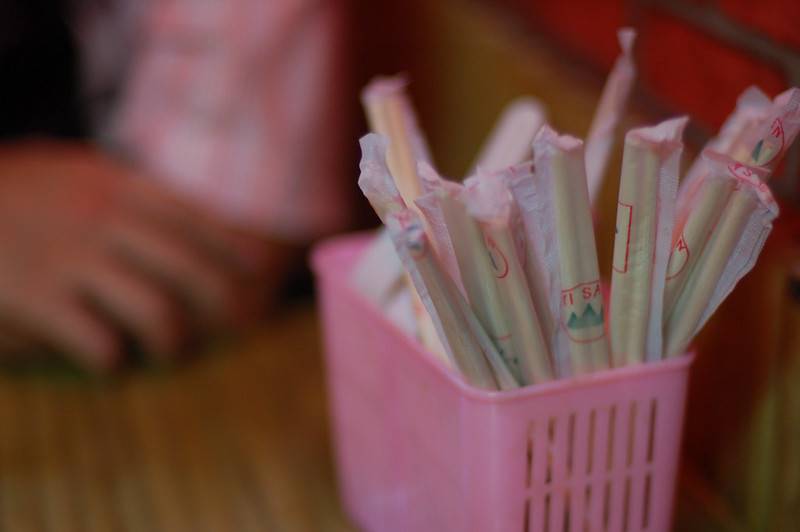 台灣小吃店餐桌上驚見「迴紋針」！2妙處讓外國人讚爆：好聰明的點子
