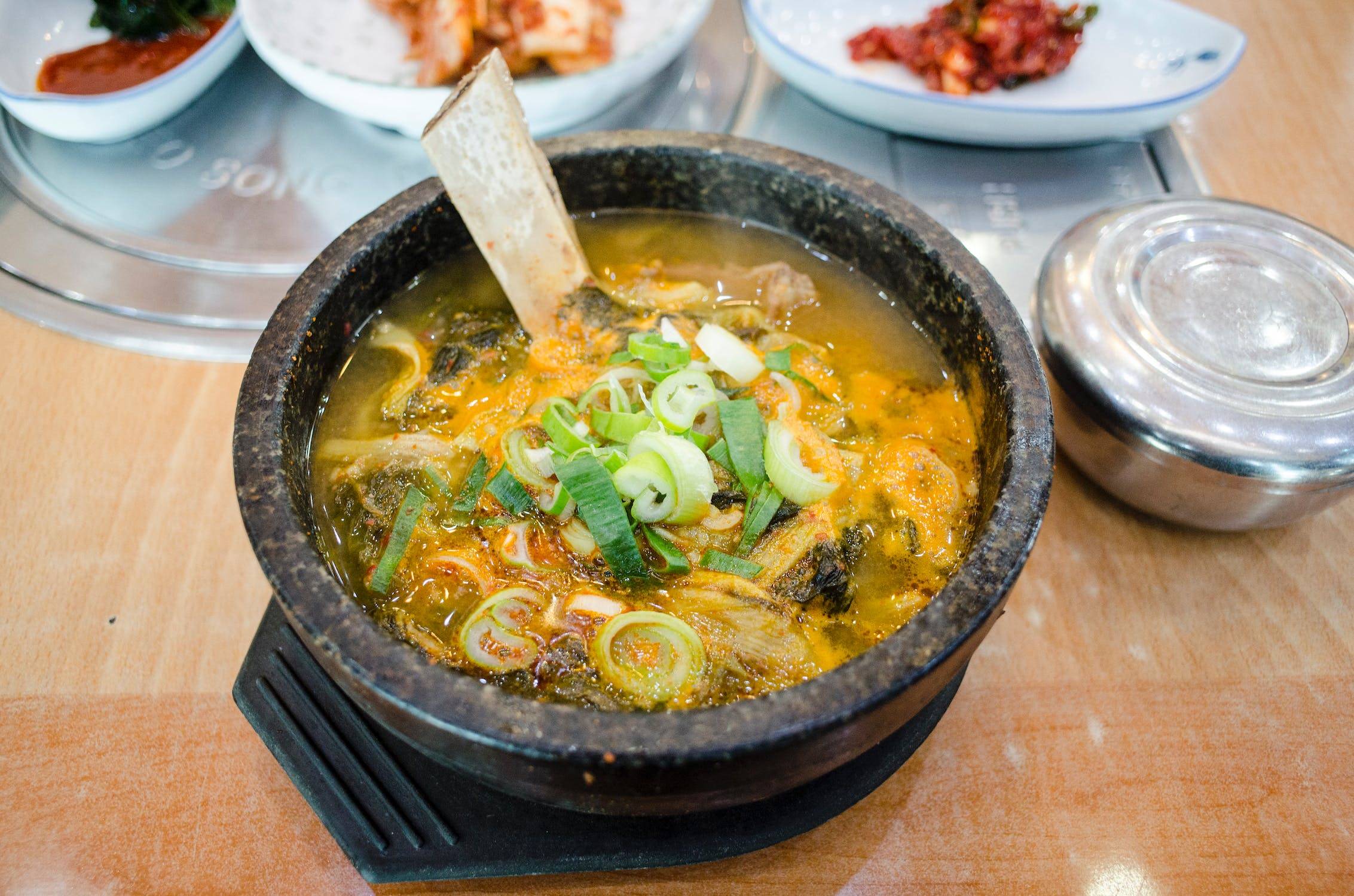 有網友認為將全部食材加在一起煮的韓式料理看起來像餿水