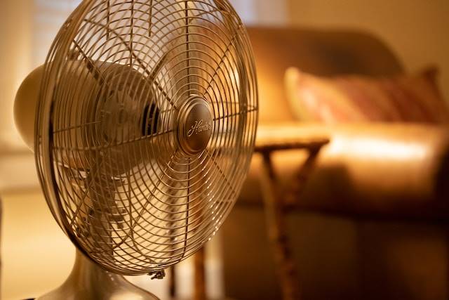 雖然還不到炎夏，但每天高溫已達30℃以上，家家戶戶幾乎已經出動電風扇散熱。大家會有個迷思，認為電風扇面向人體吹會最涼，事實上這是錯誤的想法。若家中通風不佳，電風扇可以扮演促進空氣流通的重要角色，擺放正確的方向更能成功製造涼爽感。 