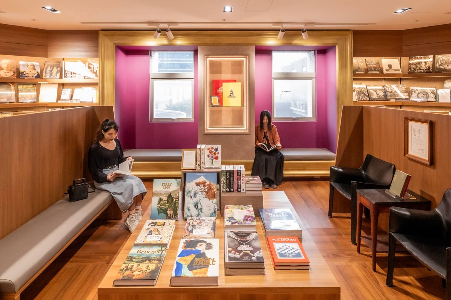 誠品書店將窗景設計為「巨幅畫框」，藉由陽光、窗景、書籍與讀者融合而成獨有的書店風景