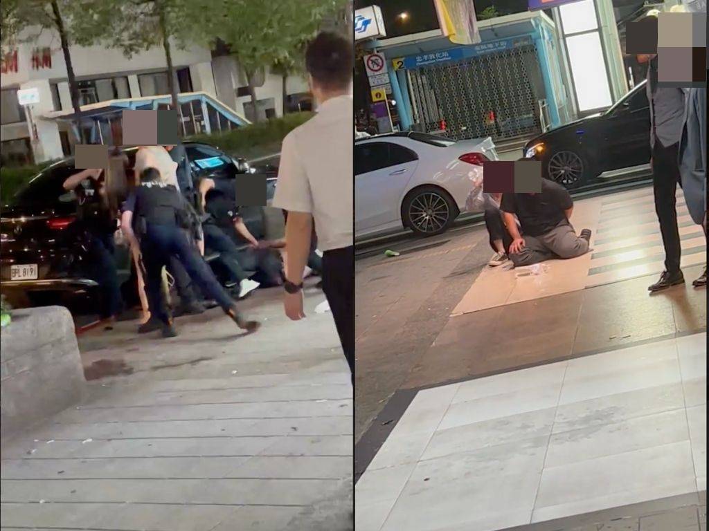 兩名刺青男遭警察以警棍制伏、兩名眼鏡男跌坐在地，其中一人拿著冰塊袋冰敷頭部。