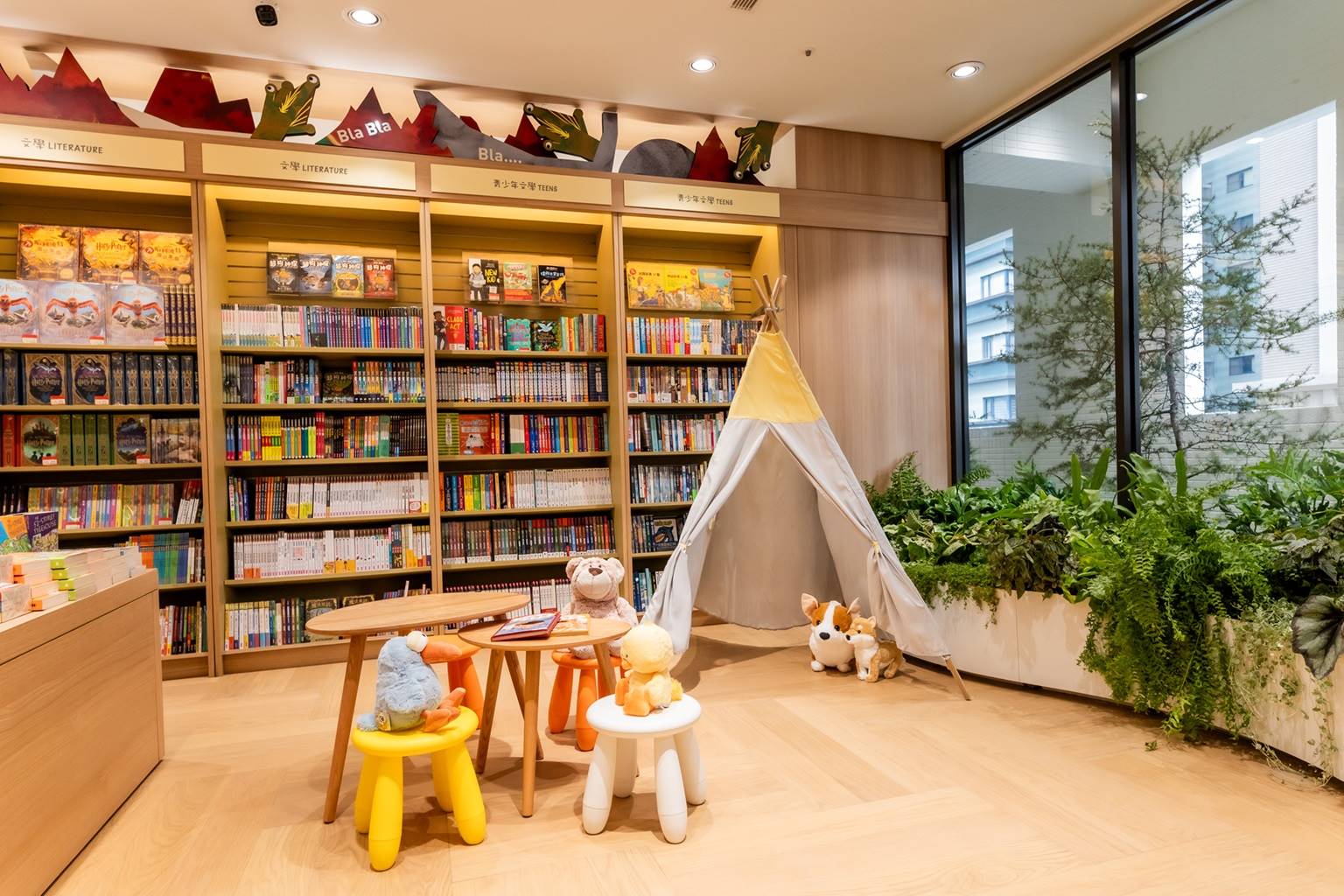「親子共讀閱讀角落」專為小小讀者搭起露營風小帳篷、舒適沙發座，提供親子療癒的共讀空間