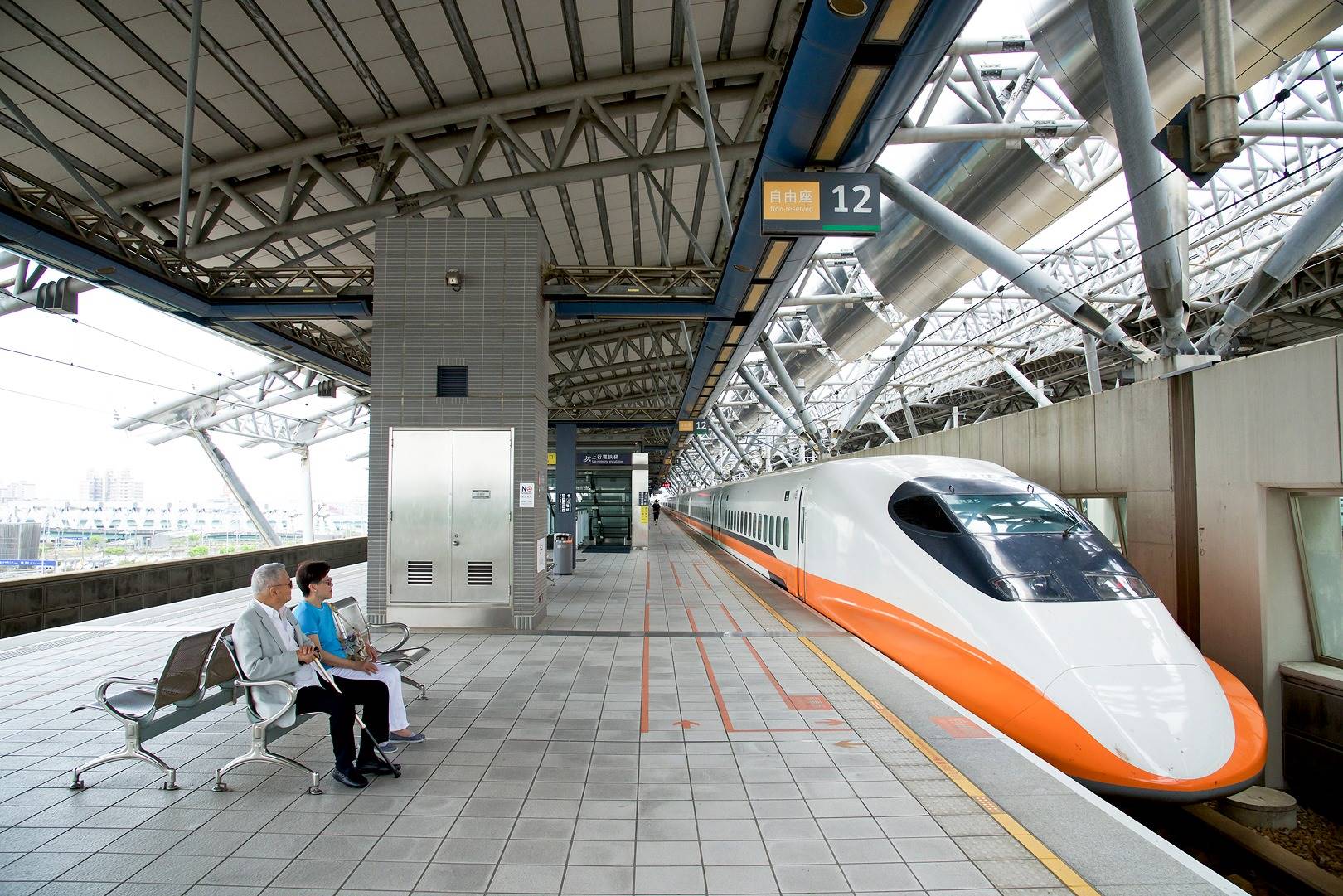 部分網友認為國小畢業旅行搭乘高鐵是考量價格相同，相對遊覽車比較安全省時。