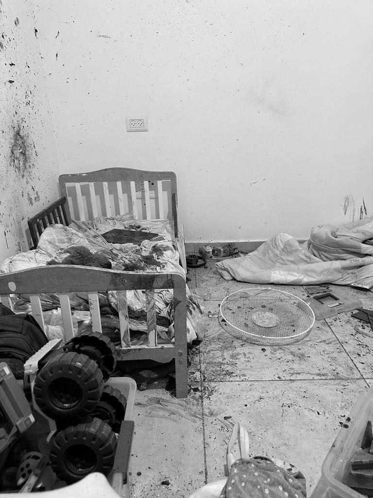 以色列總理納坦雅胡公開居民家中慘遭血洗照片。