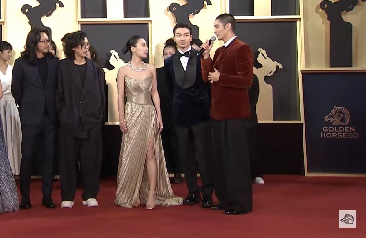 入圍第60屆金馬獎最佳新演員的演員葉曉霏以一襲金色禮服走上星光大道紅毯