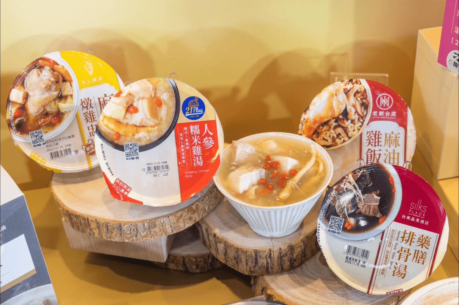 7-ELEVEN與21風味館、台南晶英酒店、老新台菜、永心鳳茶推出麻油雞湯、藥膳排骨、人蔘雞湯等食補湯品。