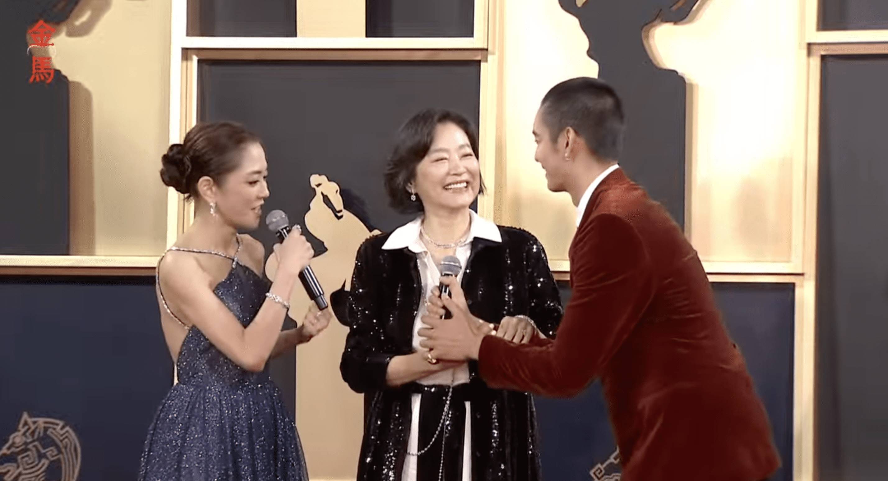 第60屆金馬獎紅毯主持人曹佑寧為林青霞遞麥克風時拿太近，被當場制止「快塞到我嘴巴裡了」。