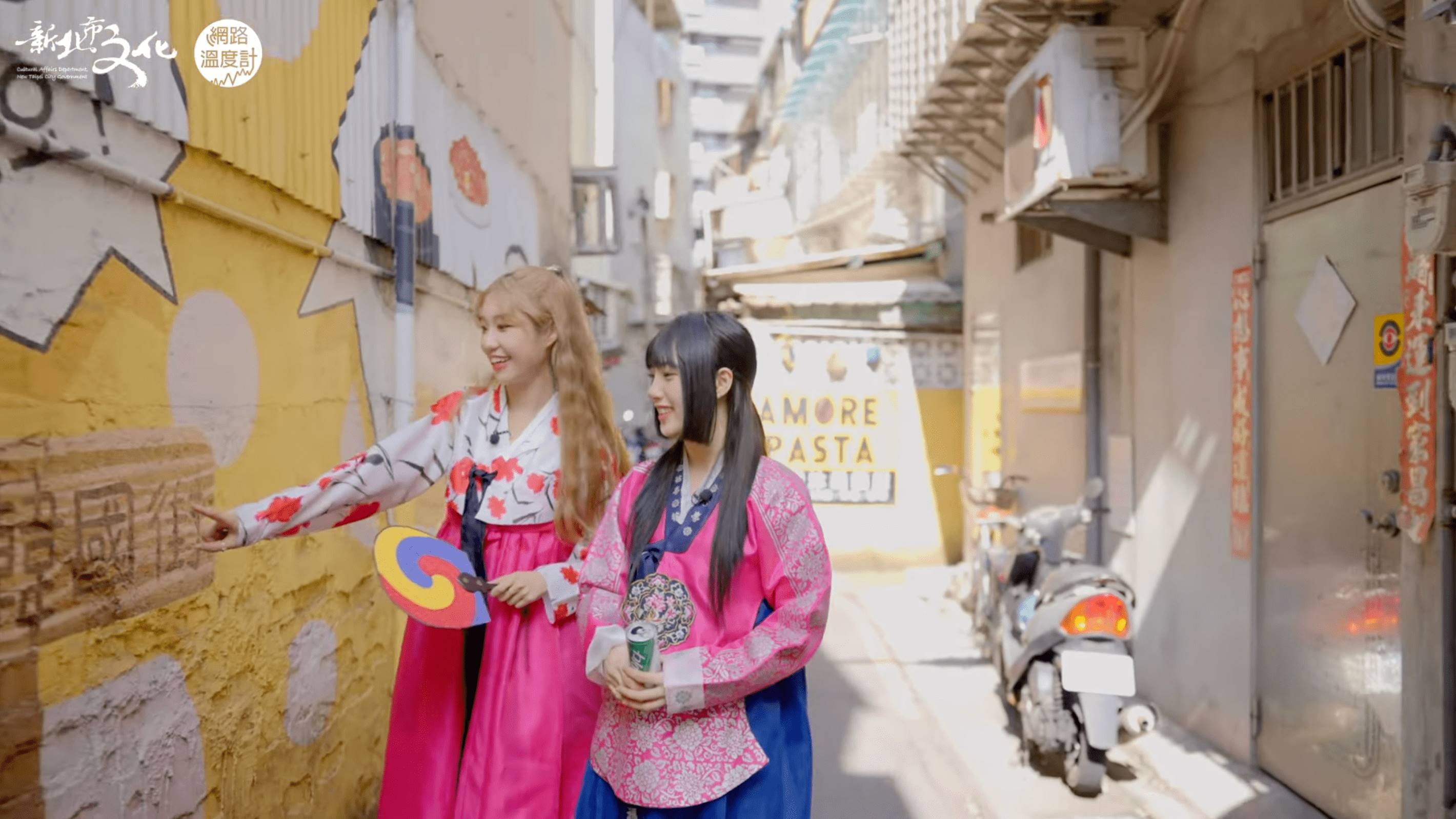 《未來少女》選秀節目「幽靈水晶」成員子瑄、芝婷體驗穿韓服、投壺。