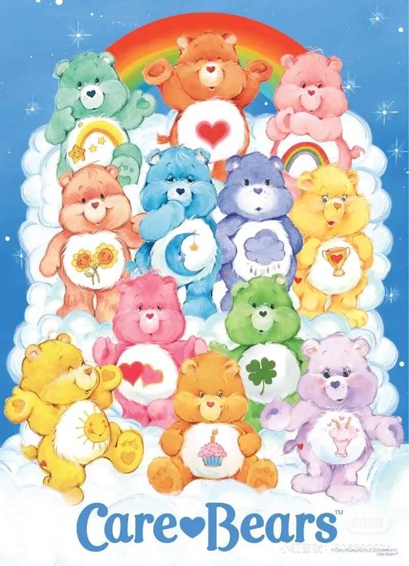 美國人氣卡通「Care Bears」彩虹熊相信許多人都有看過！在全球擁有超多人氣的Care Bears，每一隻熊都有不同的顏色和名字，不同的熊肚子上也會有他們獨特的個性以及專長，可愛的模樣深受許多粉絲喜愛。