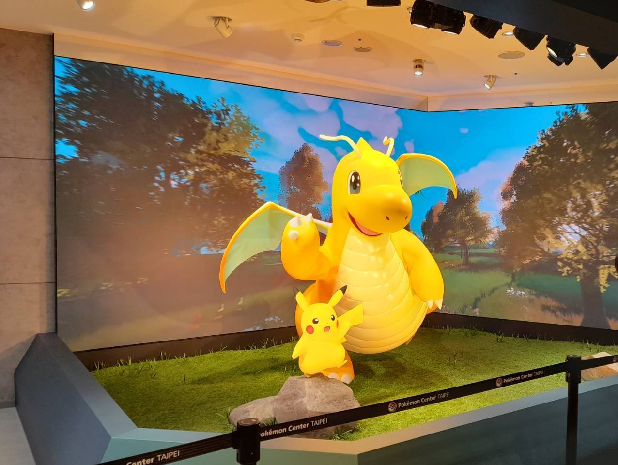 Pokémon Center TAIPEI門口設有巨大的快龍、皮卡丘雕像