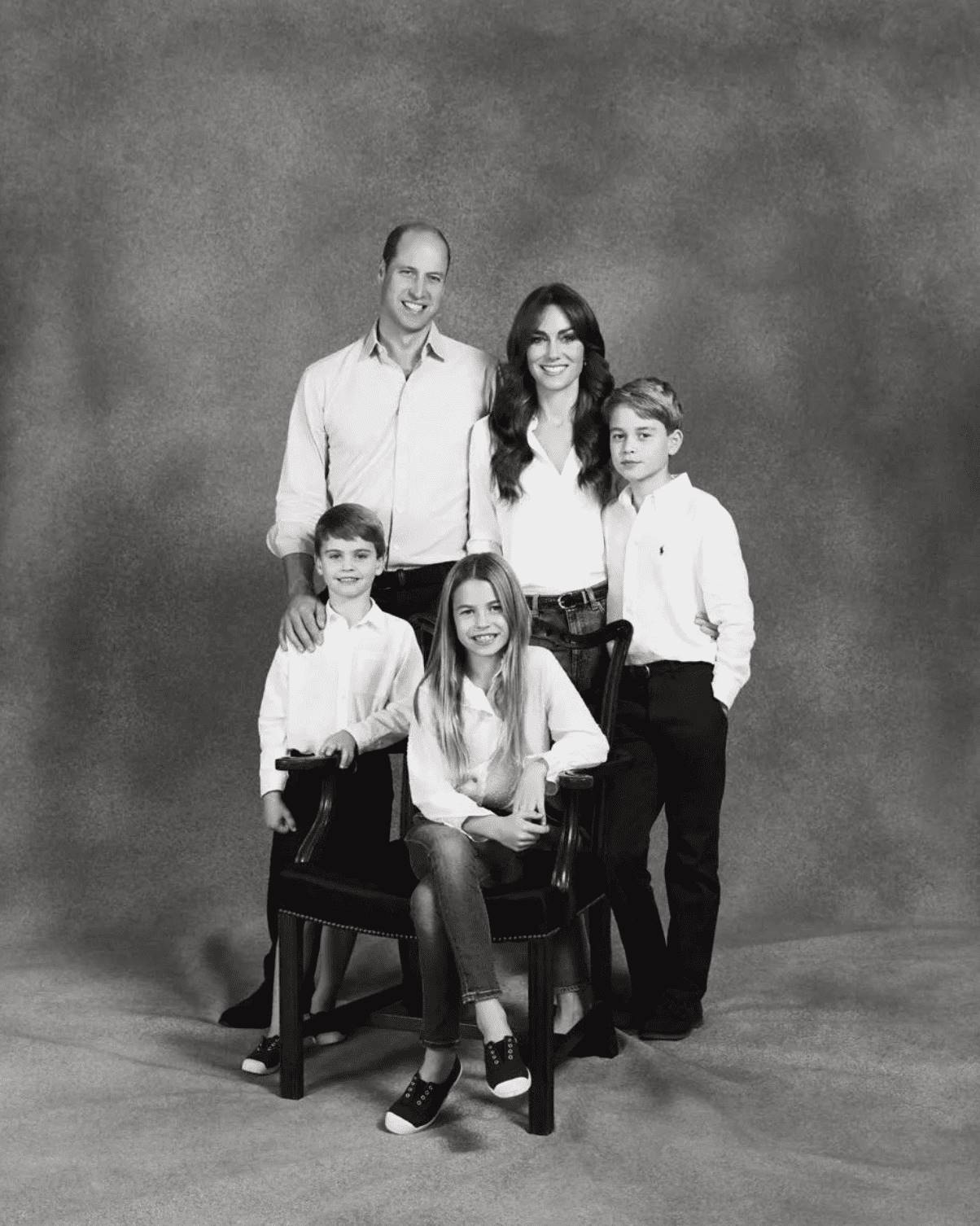 英國皇室在10日發布了兩張耶誕賀卡照片，分別是英國國王查爾斯三世（King Charles III）、王后卡蜜拉（Camilla）、以及威廉王子（Prince William）凱特王妃（Kate Middleton）一家五口的合影，而特別的是威廉凱特一家是以黑白照方式呈現，和以往不太一樣。