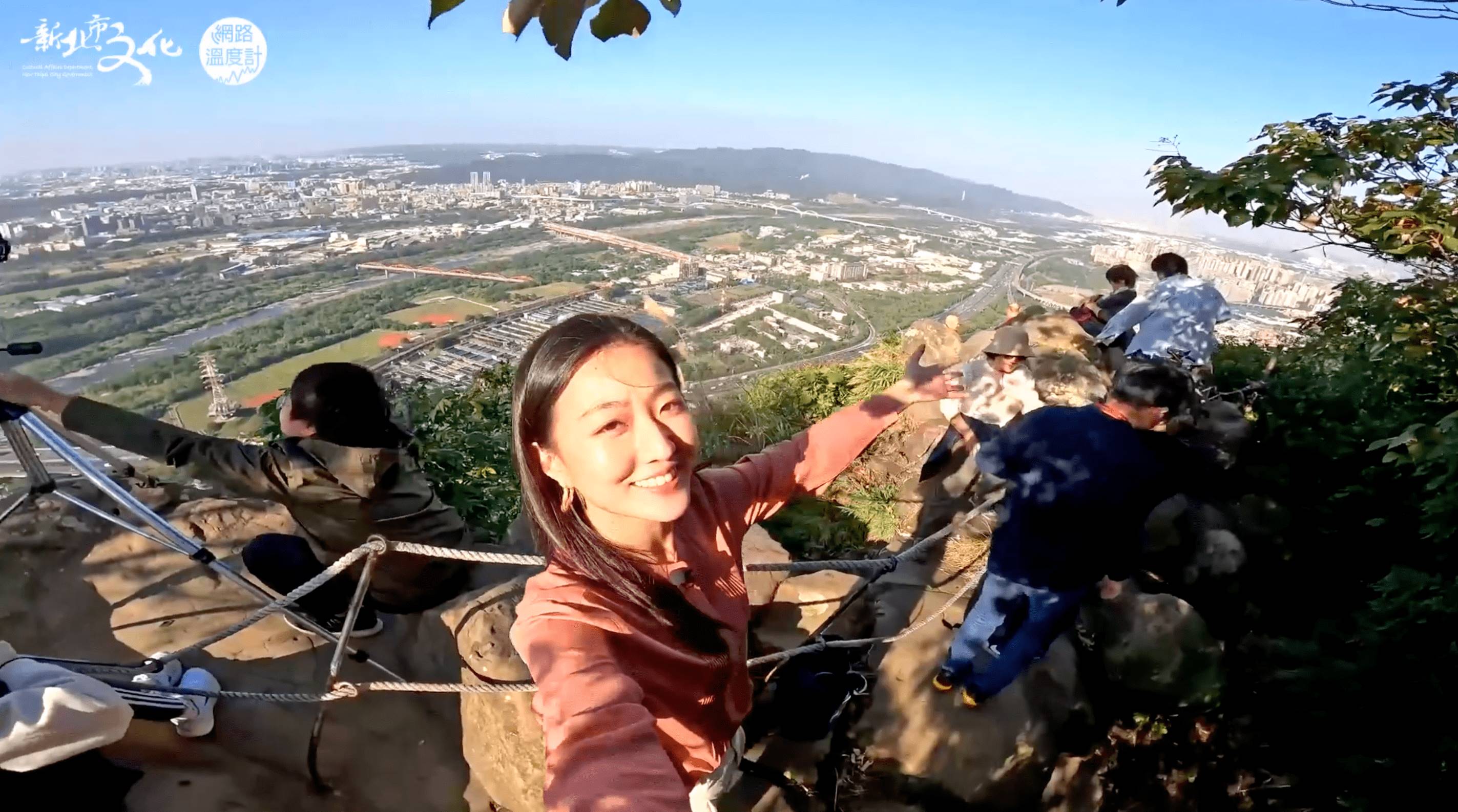 從鳶山登山步道攀爬5分鐘即可抵達鳶山岩，還能往下眺望三峽美景。