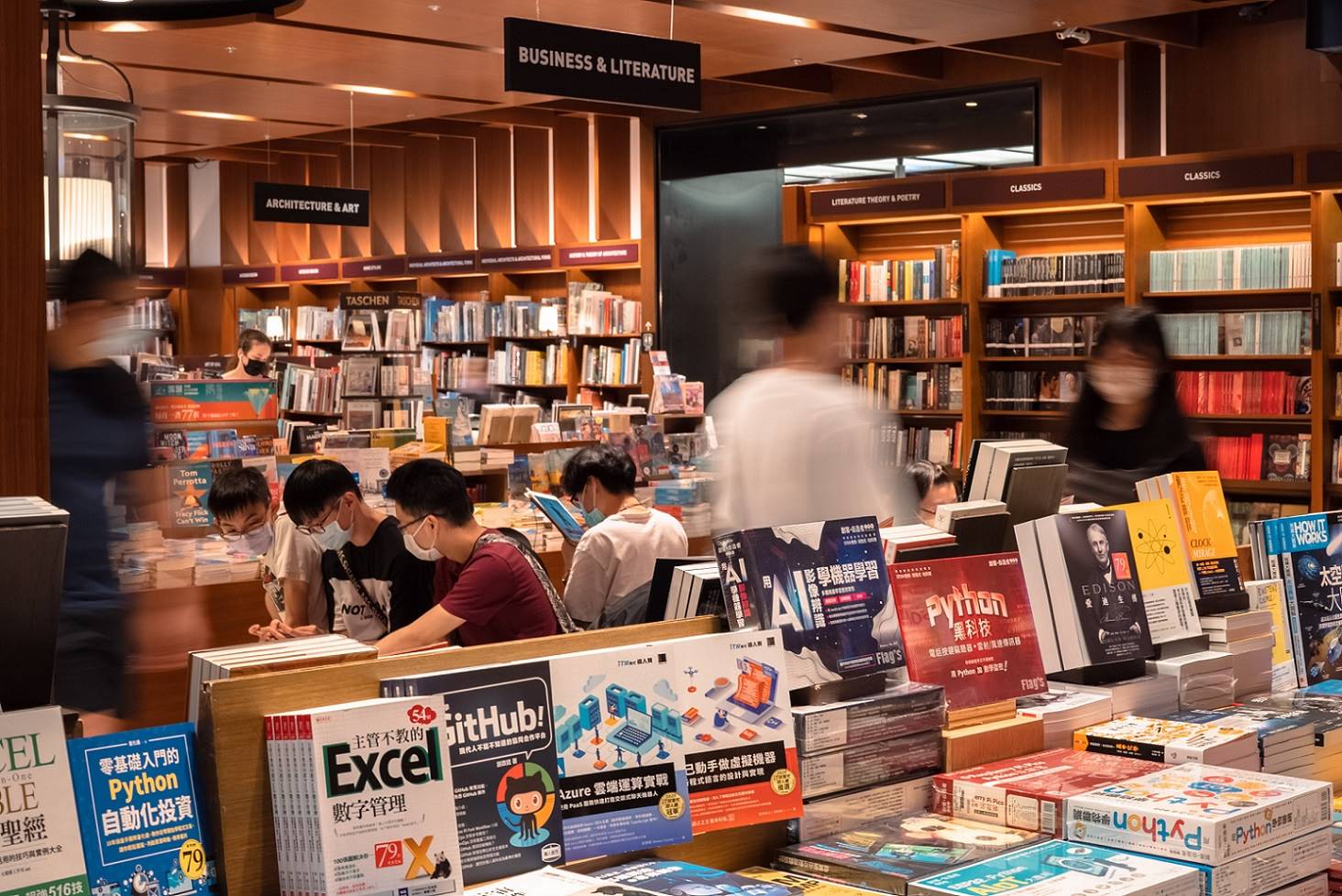 誠品觀察年輕族群在實體書店購書比例「越夜越高」