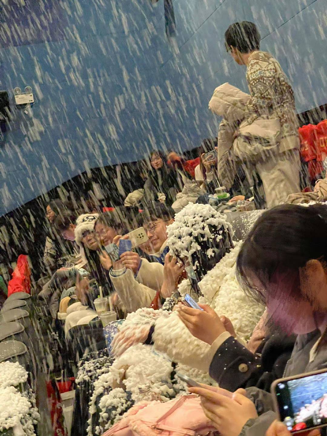 中國元旦檔期上映的電影《一閃一閃亮晶晶》為了吸引民眾進場，推出特別的「下雪場」，在影院中配合電影橋段發出雪花，讓觀眾感同身受。但每個影院製造雪花的方式不一，有些影院甚至因為施放不當造成「雪崩」，引起網友們討論。