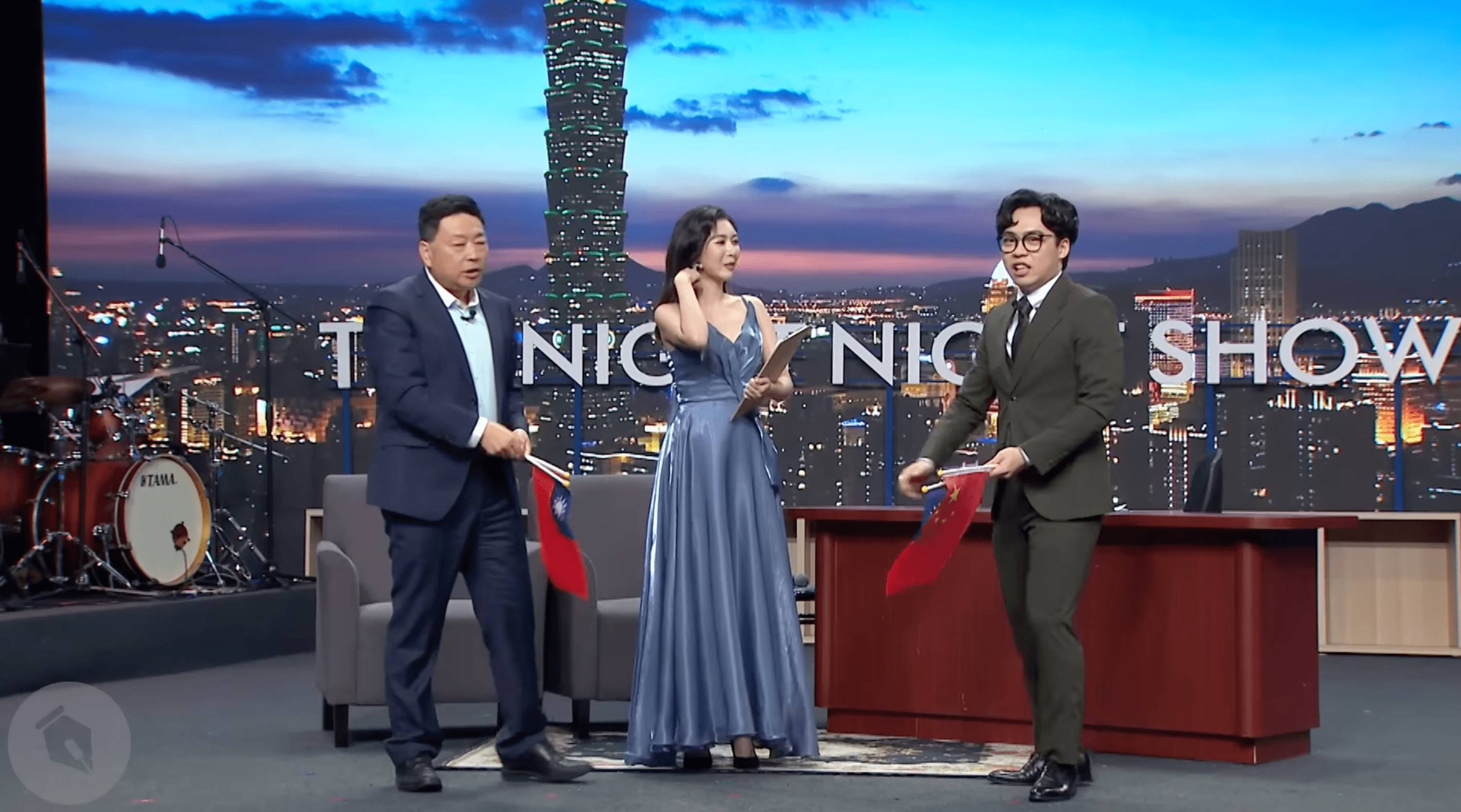 中國媒體人王志安在《賀瓏夜夜秀》歧視性發言、主持人賀瓏及助理主持人Albee發出笑聲引發網友熱議。