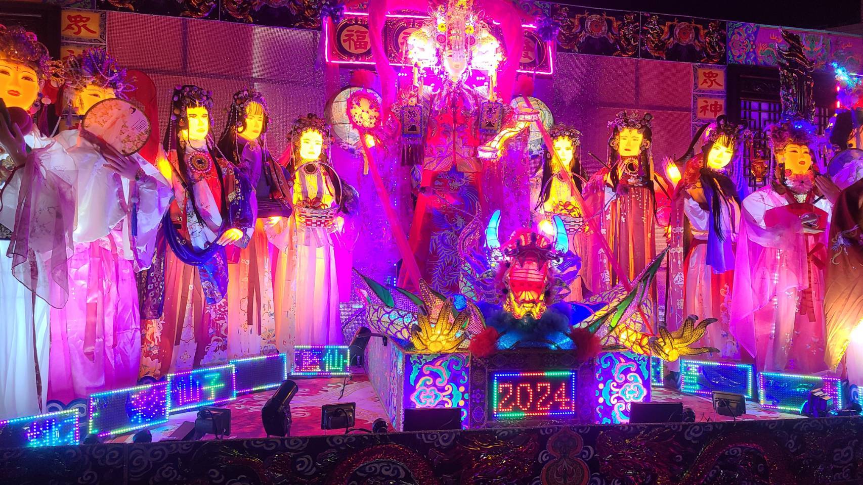 台北燈節先泰工藝社競賽花燈「眾神保庇（龍）平安」被部分網友評價「覺得怪怪的」。