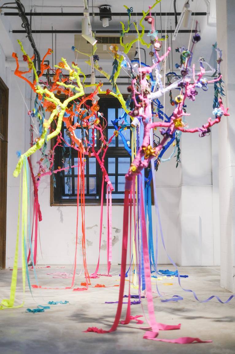 REHOW x 藝術家林哲瑋透過廢棄織帶及拉鍊打造3米高懸掛「天中樹」