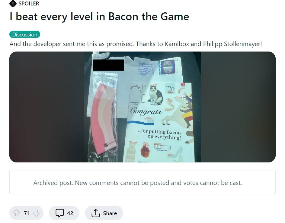 一名玩家在通過所有《Bacon》關卡後獲得培根吊飾牌