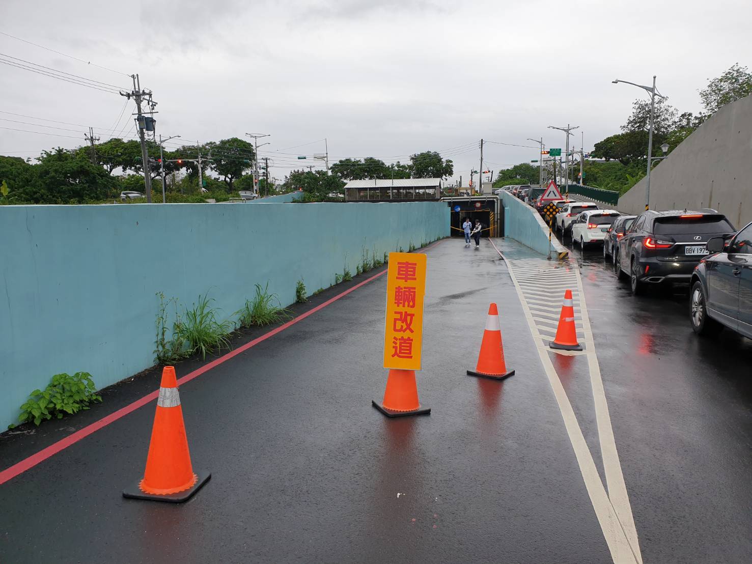 台北中央北路二段257巷與大度路涵洞傳出有汽車受豪雨影響受困拋錨，目前駕駛已獲救、汽車等待吊離。