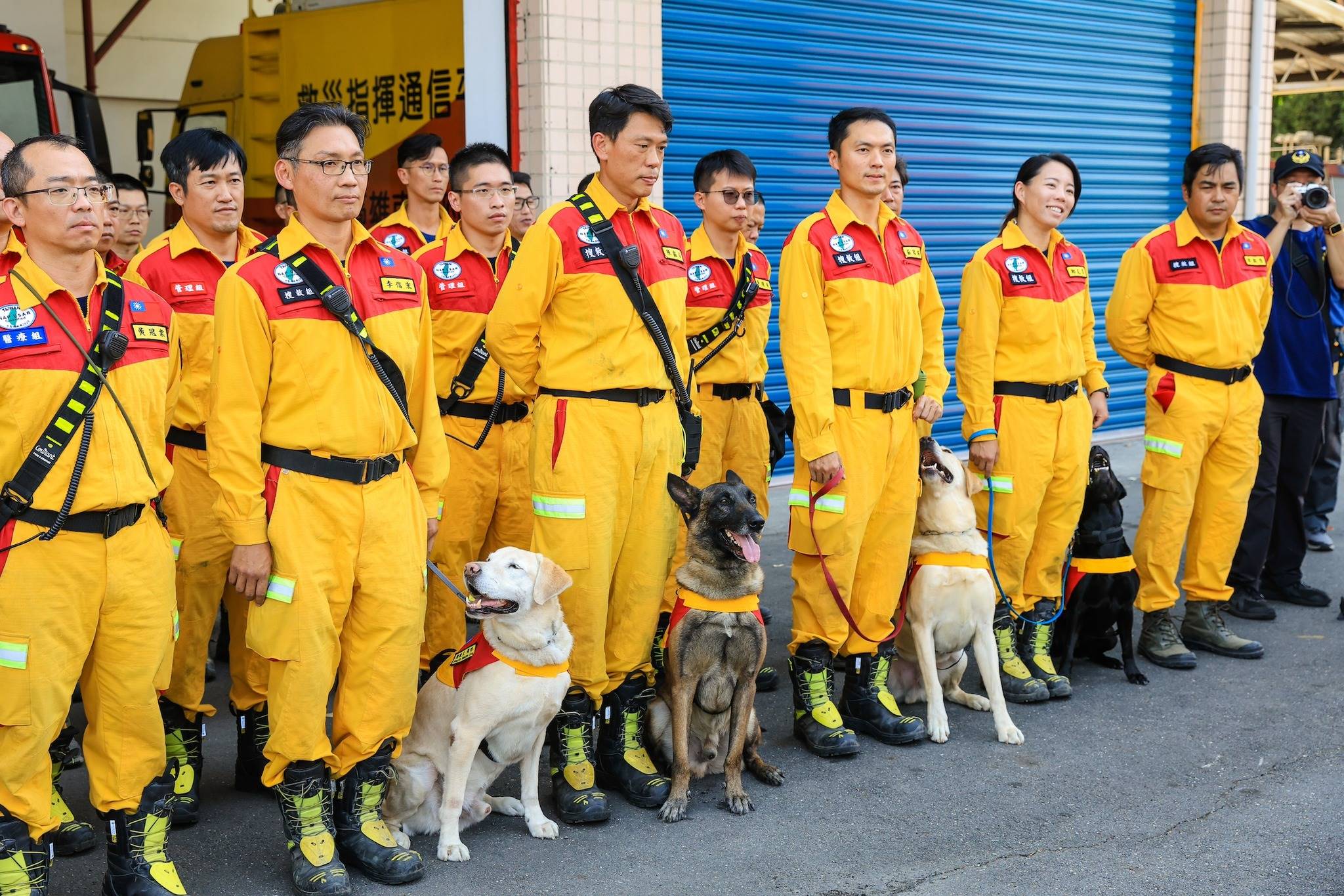 花蓮4月3日發生規模7.2強震，高雄市搜救犬Roger在砂卡噹步道找到第3名罹難者，立下大功，在接受訪問時好動的模樣引起台灣網友討論，也登上國際版面。